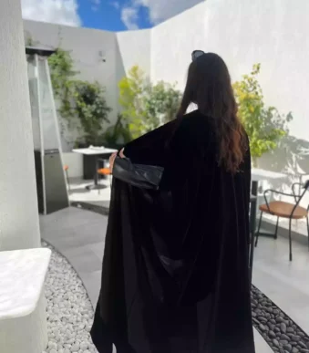 عباية بشت شتوي مخمل بكم جلد