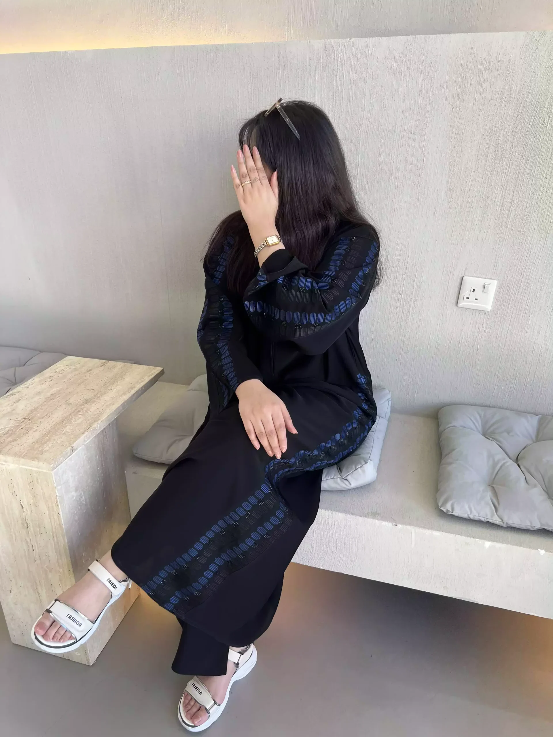 عباية كتف تطريز كحلي ناعم ولمسات راقية