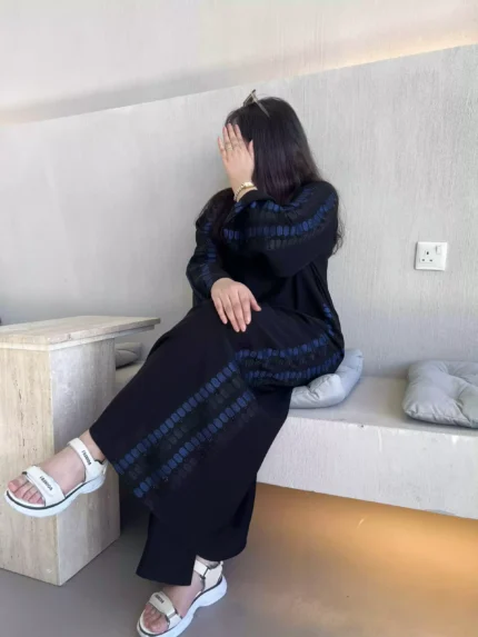 عباية كتف تطريز كحلي ناعم ولمسات راقية