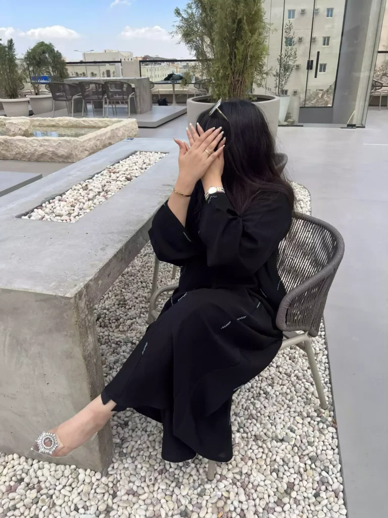 عباية سوداء كلوش تطريز رصاصي