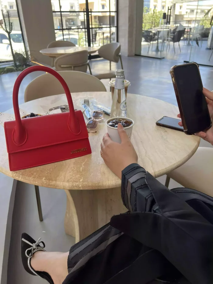 عباية كتف بنصف كلوش بقصّة عصرية وأزرار أمامية