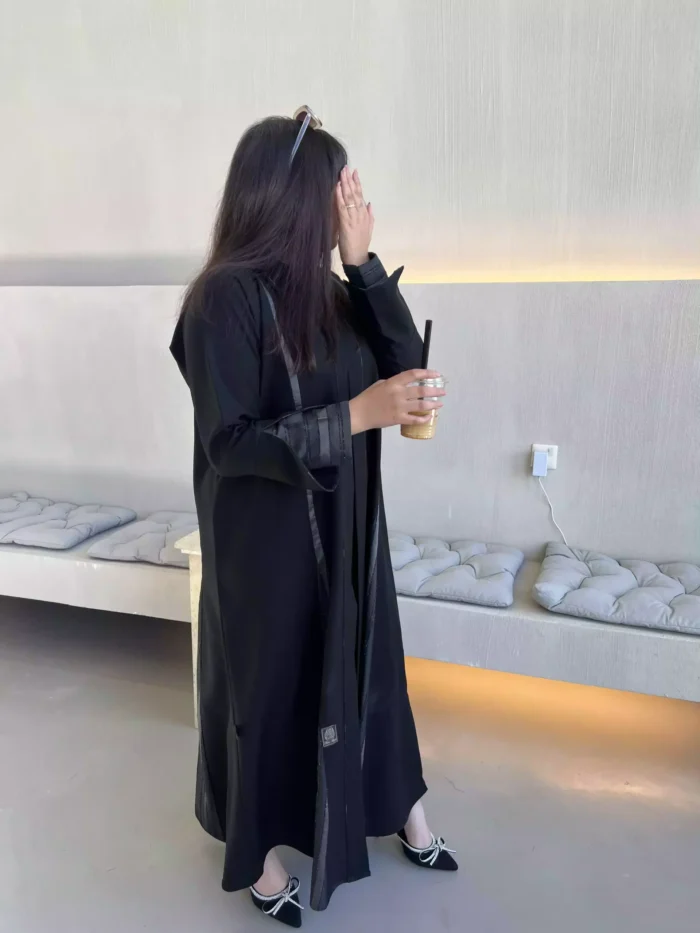 عباية كتف بنصف كلوش بقصّة عصرية وأزرار أمامية