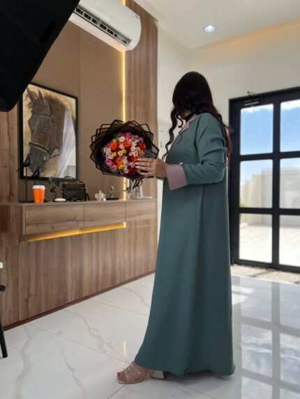 عباية أزرق سماوي مع لمسات زهرية