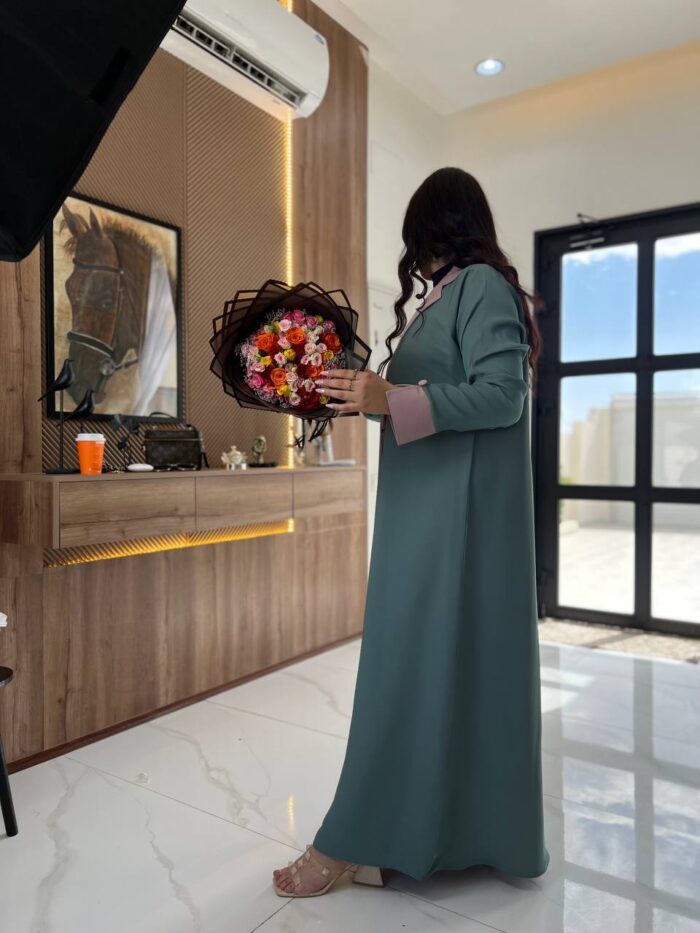 عباية أزرق سماوي مع لمسات زهرية