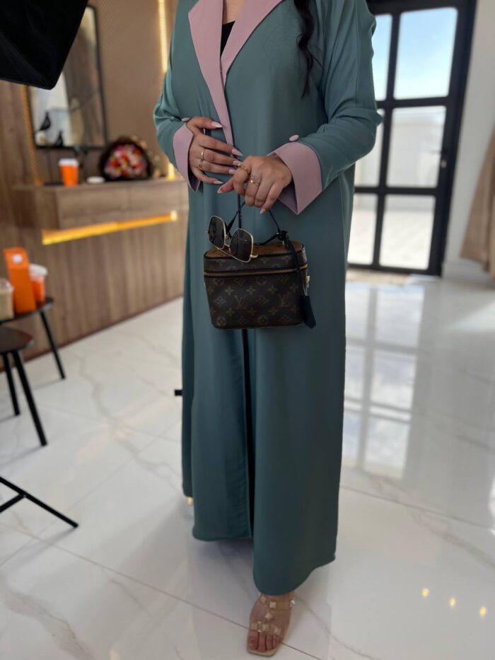 عباية أزرق سماوي مع لمسات زهرية