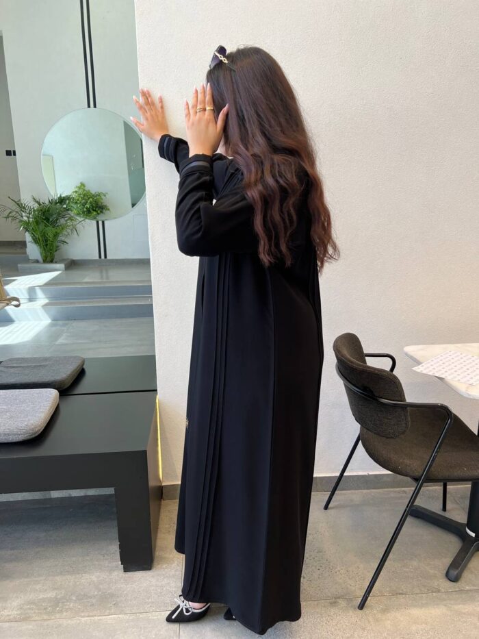 2215 | عباية كتف سوداء سادة دقة خيط من الأمام وتحديد على الأكمام مع طرحة مجانية