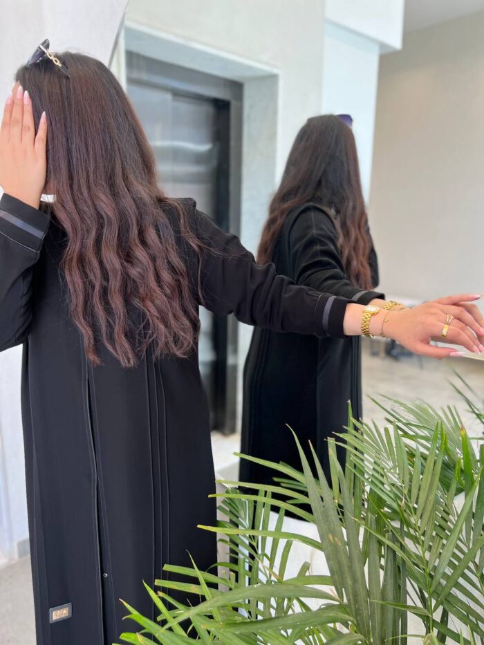 2215 | عباية كتف سوداء سادة دقة خيط من الأمام وتحديد على الأكمام مع طرحة مجانية