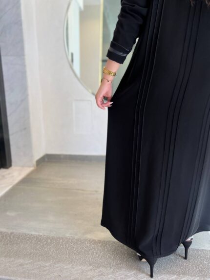 2215 | عباية كتف سوداء سادة دقة خيط من الأمام وتحديد على الأكمام مع طرحة مجانية