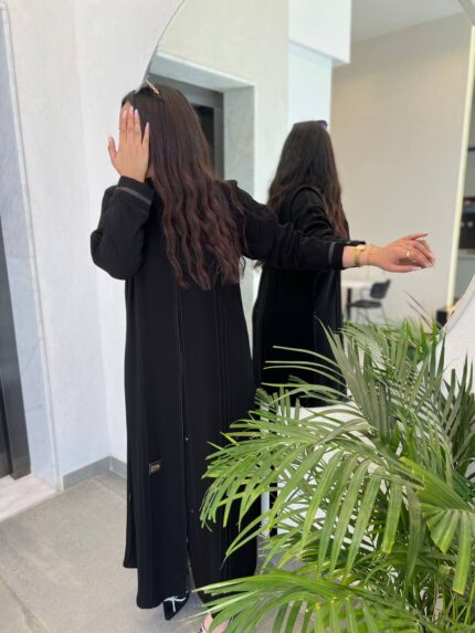 2215 | عباية كتف سوداء سادة دقة خيط من الأمام وتحديد على الأكمام مع طرحة مجانية