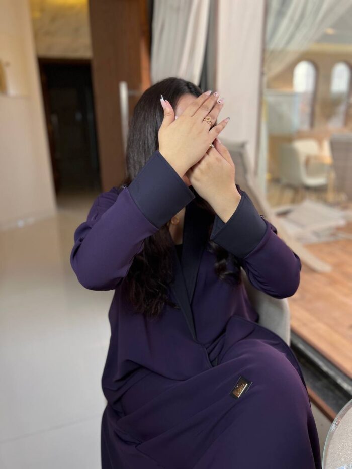 عباية موف غامق بلمسة كحلية