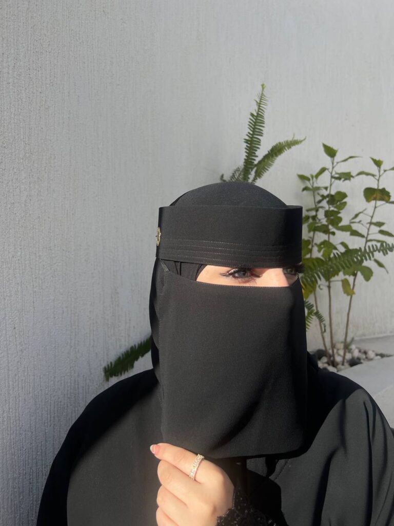 نقاب مطاط طويل وسط بتصميم مقوى