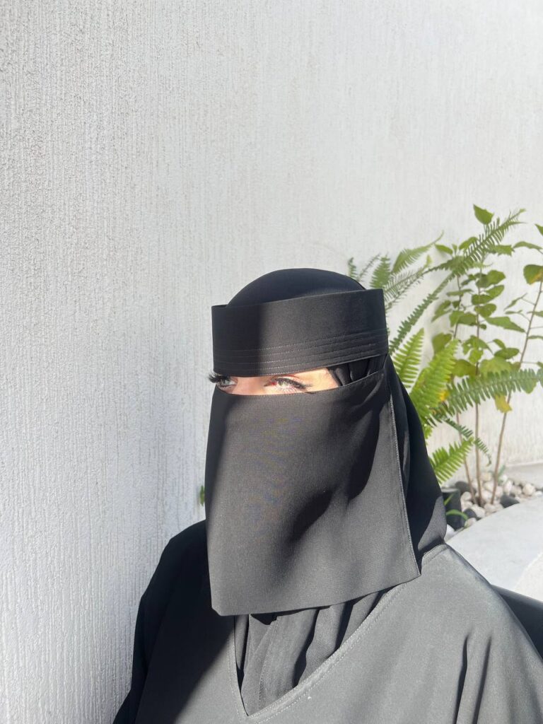 نقاب مطاط طويل وسط بتصميم مقوى