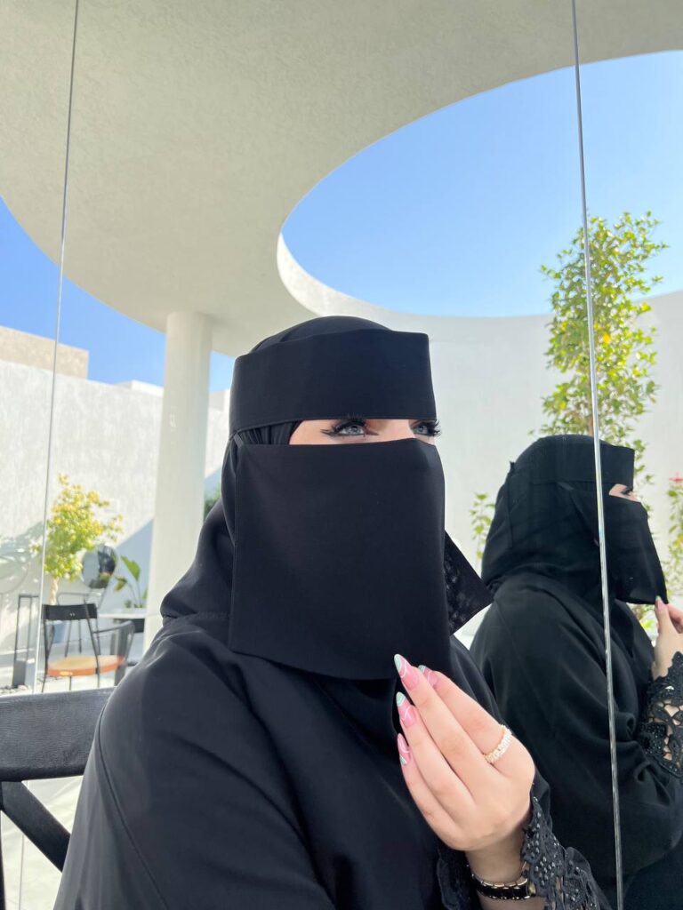 نقاب وسط مطاط طويل مقوى