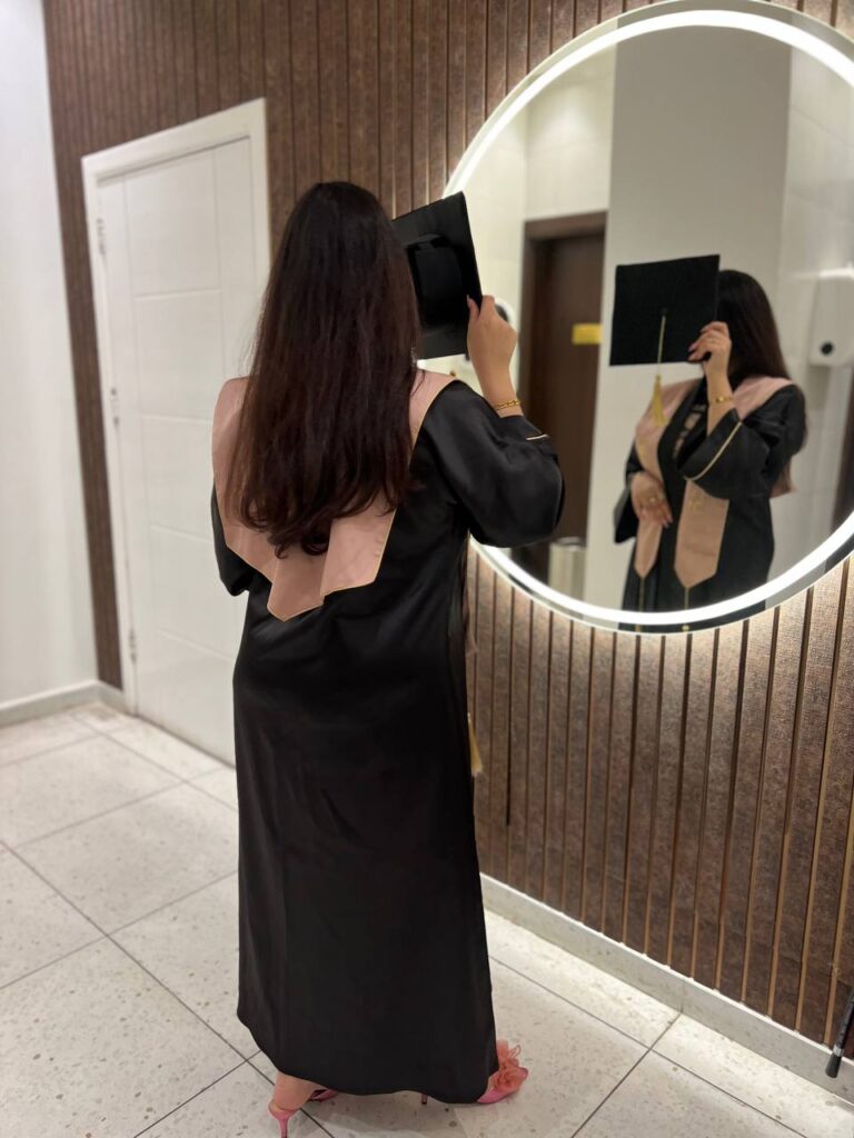 روب تخرج أسود