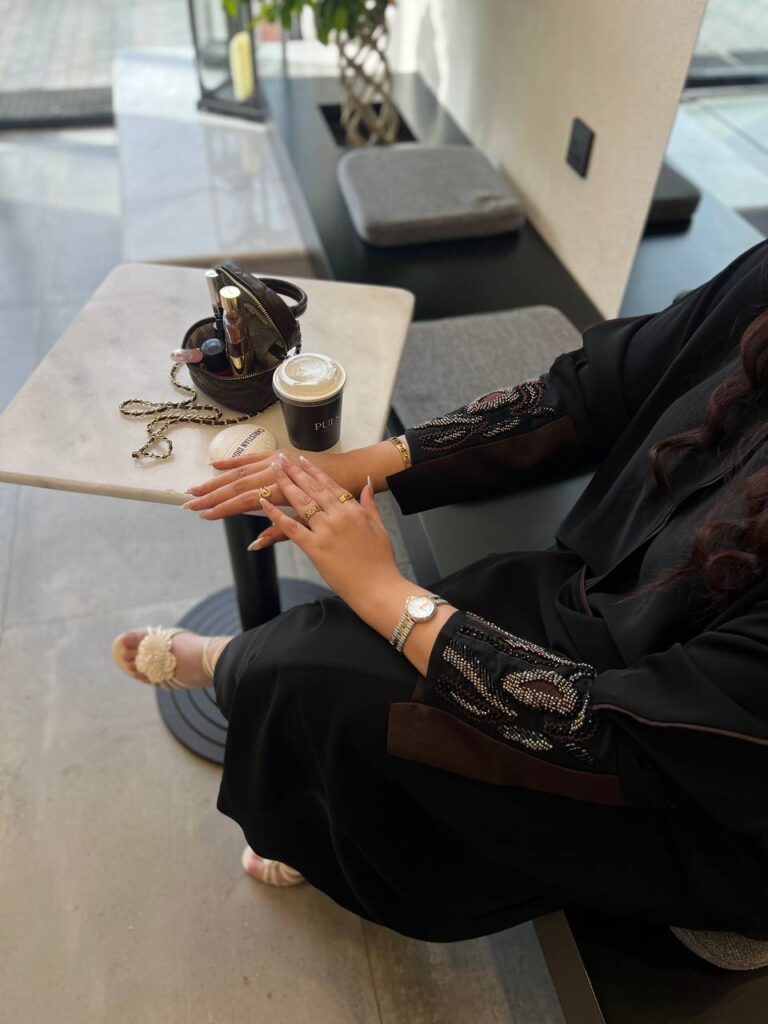 عباية كتف تطريز