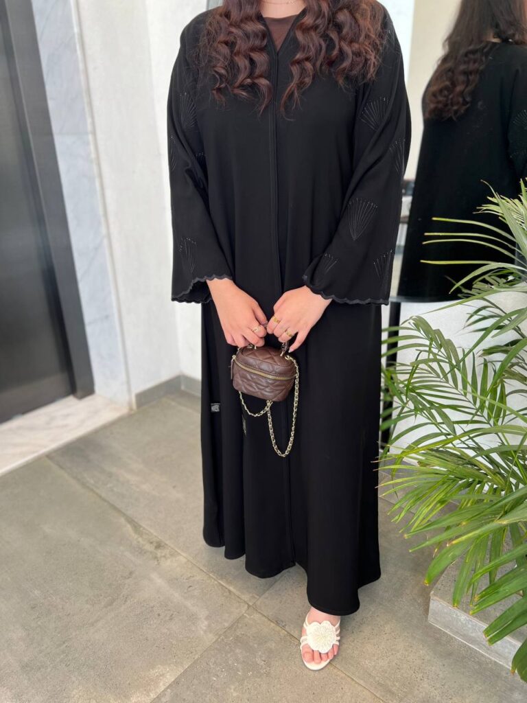 عباية كتف تطريز أسود فاخرة