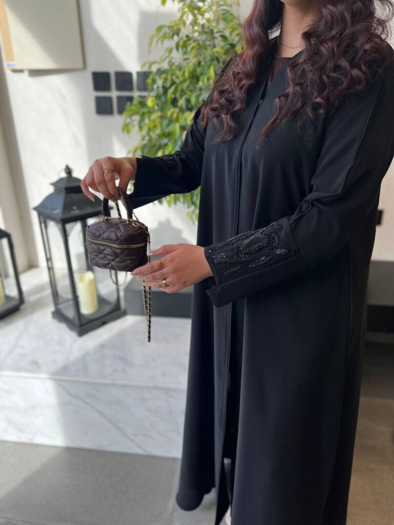 عباية كتف تطريز أسود