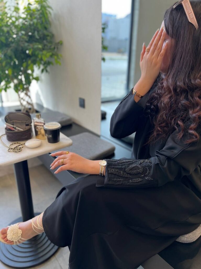 عباية كتف سوداء