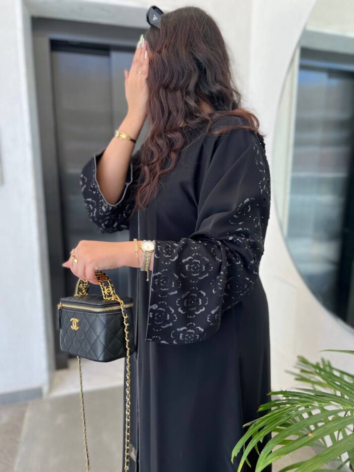 عباية كتف مطرزة