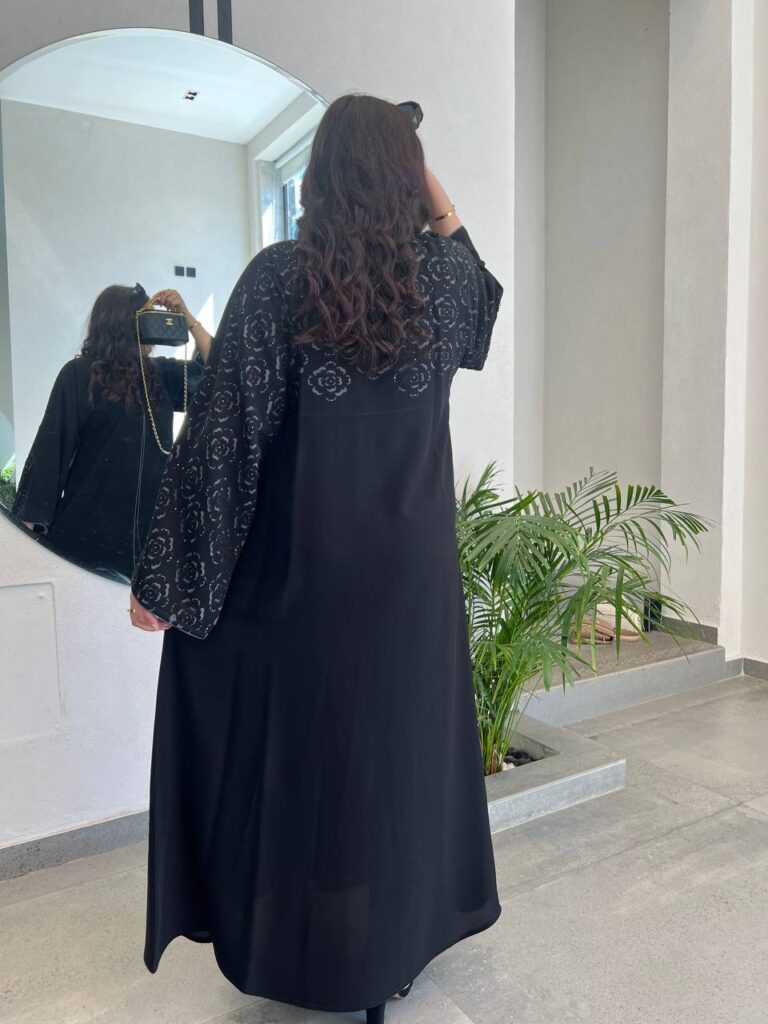 عباية كتف مطرزة