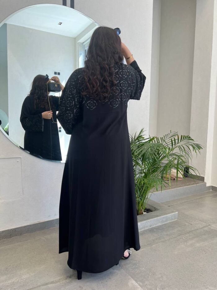 عباية كتف مطرزة