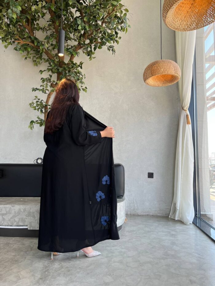 عباية كلوش سوداء مطرزة شك كحلي