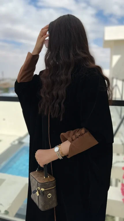 عباية كتف نص بشت شتوية مخمل سوداء