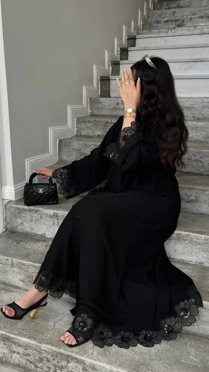 عباية كلوش مع طرحة مطرزة