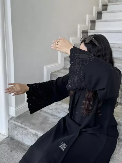 عباية كتف نص كلوش بتطريز أكمام أسود مع طرحة