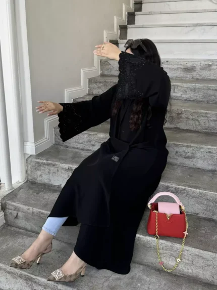 عباية كتف نص كلوش بتطريز أكمام أسود مع طرحة
