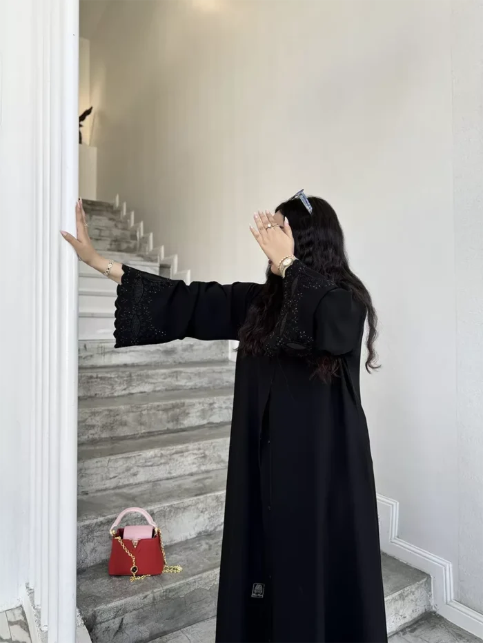 عباية كتف نص كلوش بتطريز أكمام أسود مع طرحة