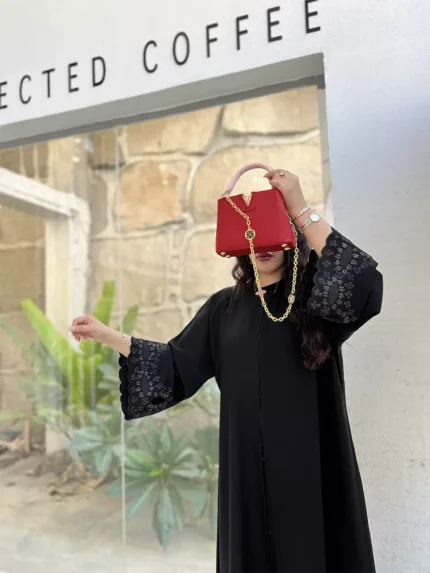 عباية كتف نص كلوش بتطريز أكمام بني مع طرحة