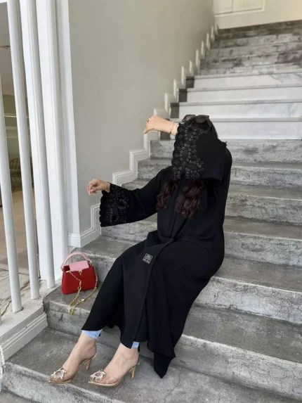 عباية كتف نص كلوش بتطريز أكمام بني مع طرحة