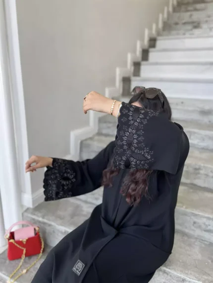 عباية كتف نص كلوش بتطريز أكمام بني مع طرحة