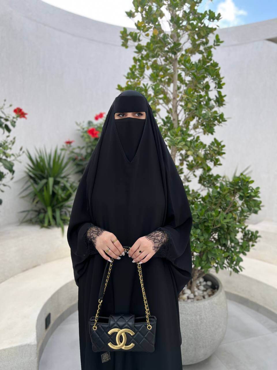 عباية راس بشت كامل قماش نواعم كوري كم دانتيل