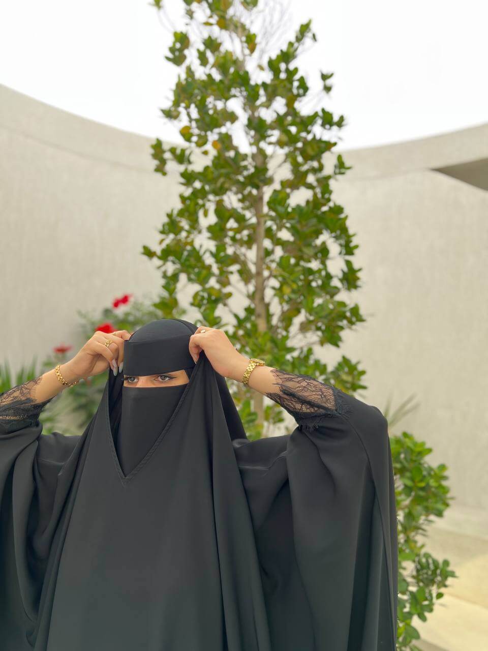 عباية راس بشت كامل قماش نواعم كوري كم دانتيل