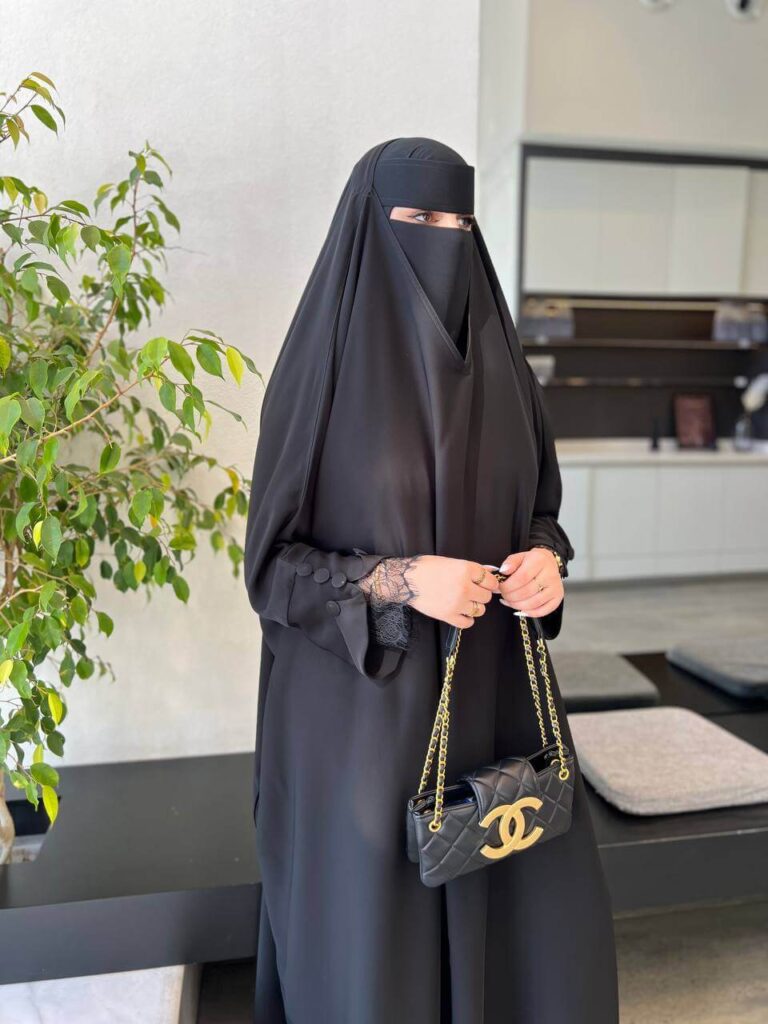 عباية ارس سوداء سادة كم دانتيل كبك مع زر