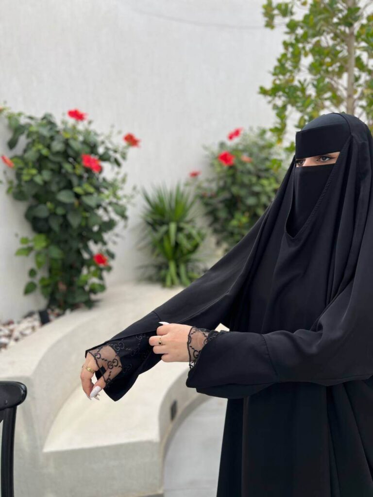 عباية راس اسود قماش نواعم كوري كم دانتيل جوتشي