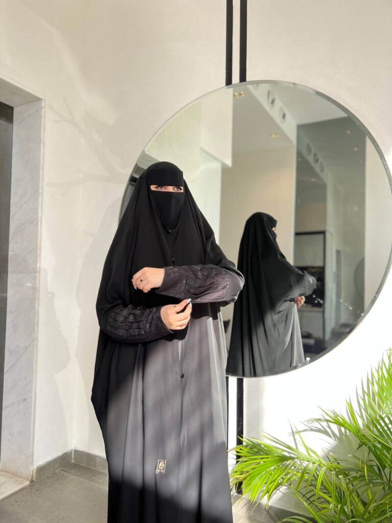 عباية راس اسود كم مشجر كسرات كبك قماش كوري