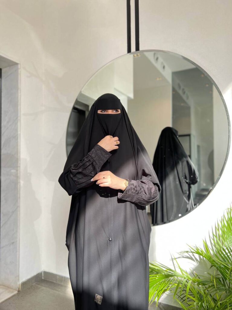 عباية راس اسود كم مشجر كسرات كبك قماش كوري