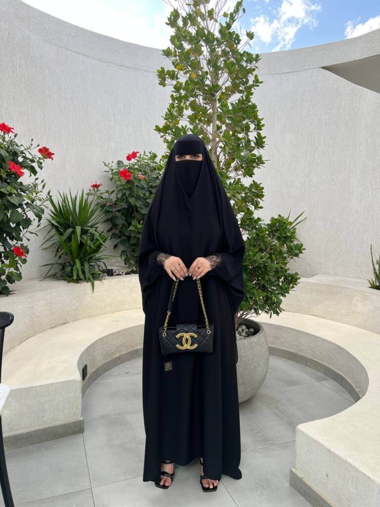 عباية راس بشت كامل قماش نواعم كوري كم دانتيل